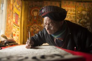 Senior qui écrit