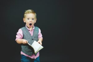 garçon avec livre