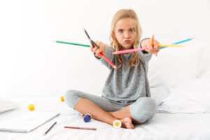 petite fille aux crayons