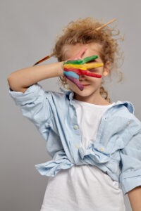 fille doigts peinture